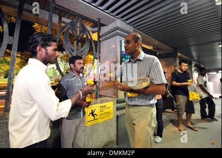 Singapur. 15. Dezember 2013. Zivilgesellschaft ehrenamtlich Vincent Wijeysingha (3. L) verteilt Blumen auf Passanten in Singapur Little India Bereich, 15. Dezember 2015. Einige Aktivisten der Zivilgesellschaft verteilen Blumen, Menschen als Symbol des Friedens in Singapur Little India Bereich am Sonntag. Bildnachweis: Dann Chih Wey/Xinhua/Alamy Live News Stockfoto