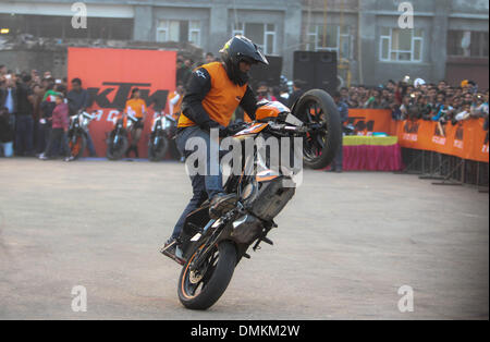 Jammu, Indien kontrollierten Kaschmir. 15. Dezember 2013. Ein Biker stunts während KTM Stunt-Show in Jammu, die Winterhauptstadt von Indien kontrollierten Kaschmir, 15. Dezember 2103. © Javed Dar/Xinhua/Alamy Live-Nachrichten Stockfoto