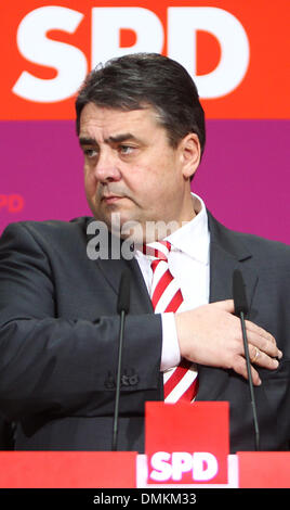 Berlin, Deutschland. 15. Dezember 2013. SPD-Chef Sigmar Gabriel, neue Minister für Wirtschaft und Energie, nimmt an einer Pressekonferenz in Berlin, Deutschland, 15. Dezember 2013. Deutsche Sozialdemokratische Partei (SPD) kündigte offiziell seine Mitglieder des Kabinetts am Sonntag, einen Tag nachdem Parteimitglieder abgestimmt, eine große Koalition mit Angela Merkels konservativen einzugeben. Bildnachweis: Zhang Fan/Xinhua/Alamy Live-Nachrichten Stockfoto