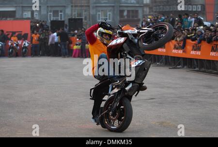 Jammu, Indien kontrollierten Kaschmir. 15. Dezember 2013. Ein Biker stunts während KTM Stunt-Show in Jammu, die Winterhauptstadt von Indien kontrollierten Kaschmir, 15. Dezember 2103. © Javed Dar/Xinhua/Alamy Live-Nachrichten Stockfoto