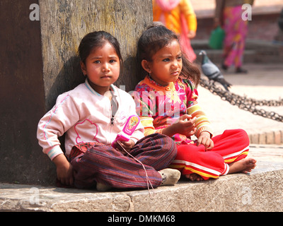 Kinder sitzen auf der Straße von Kathmandu, Nepal Stockfoto