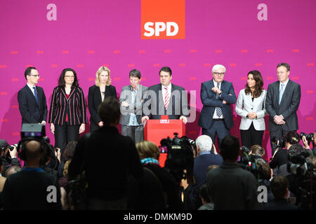 (131215)--BERLIN, 15. Dezember 2013 (Xinhua)--neue Justiz und Verbraucherschutz Ministerin Heiko Maas, neue Arbeitsminister und SPD-Generalsekretärin Andrea Nahles, neue Minister für Familienfragen Manuela Schwesig, neue Umweltministerin Barbara Hendricks, neue Wirtschaft und Energie Minister und SPD-Chef Sigmar Gabriel, neuer Außenminister Frank-Walter Steinmeier (v.l 1. bis 3. R) Teilnahme an einer Pressekonferenz in Berlin , Deutschland, 15. Dezember 2013. Deutsche Sozialdemokratische Partei (SPD) kündigte offiziell seine Mitglieder des Kabinetts am Sonntag, einen Tag nachdem Parteimitglieder gestimmt haben, geben Sie einen großen Antiverbot Stockfoto