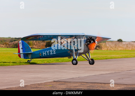 Morane Saulnier Ms317 HY22 317 G-MOSA Rollen von Start-und Landebahn am Breighton Flugplatz Stockfoto