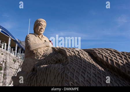 Denkmal einer Frau Reparatur Fischernetze an der Uferpromenade in Castro Urdiales, Kantabrien, Spanien Stockfoto