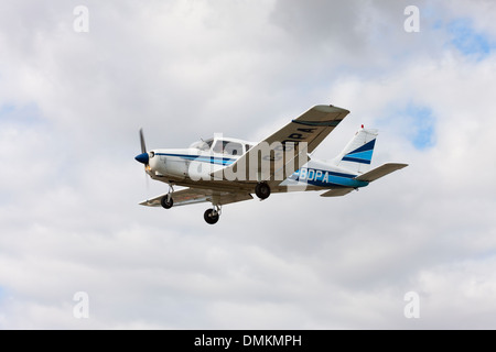 Piper PA-28-151 Cherokee Krieger G-BDPA im Endanflug auf Sandtoft Flugplatz landen Stockfoto