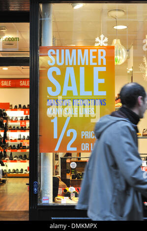 Covent Garden, London, UK. 15. Dezember 2013. Jones-Schuh-Shop in Covent Garden hat eine "Summer Sale" im Dezember. Bildnachweis: Matthew Chattle/Alamy Live-Nachrichten Stockfoto