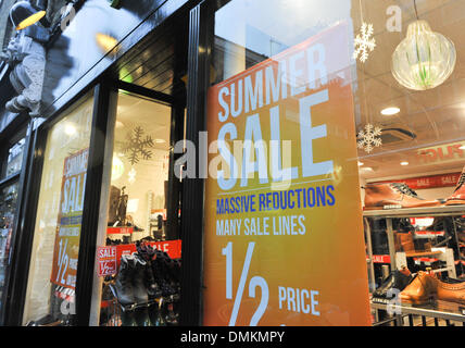 Covent Garden, London, UK. 15. Dezember 2013. Jones-Schuh-Shop in Covent Garden hat eine "Summer Sale" im Dezember. Bildnachweis: Matthew Chattle/Alamy Live-Nachrichten Stockfoto