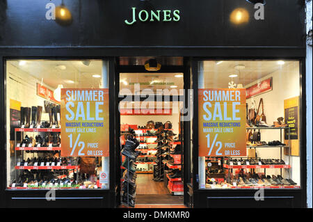 Covent Garden, London, UK. 15. Dezember 2013. Jones-Schuh-Shop in Covent Garden hat eine "Summer Sale" im Dezember. Bildnachweis: Matthew Chattle/Alamy Live-Nachrichten Stockfoto