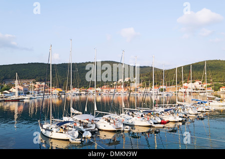 Kefalonia Griechenland: Segelyachten vor Anker in Fiskardo - ein Fischerdorf im Norden der Insel Stockfoto