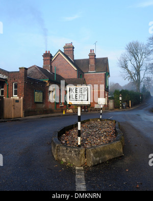 Alten Stil "halten Sie sich links" Straßenschild vor Bahnhof Horsted Keynes, Sussex, England, UK Stockfoto