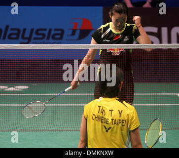 Kuala Lumpur, Malaysia. 15. Dezember 2013. Li Xuerui China feiert schlägt sie Taiwans Tai Tzu-Ying während der Damen-Einzel-Match der BWF Superseries Weltfinale Cheras Badminton Stadium, Kuala Lumpur, Malaysia. Li Xuerui gewann 21-8, 21-14. Bildnachweis: Kamal Sellehuddin/ZUMAPRESS.com/Alamy Live-Nachrichten Stockfoto