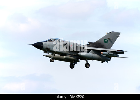 Panavia Tornado IDS 8312 von der Royal Saudi Air Force landet auf dem RAF-Conningsby Stockfoto