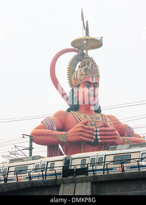 Lord Hanuman, Hindu-Gott wacht über die Metro Delhi während der Abfahrt des Zuges Karol Bagh Bahnhof in New Delhi, Indien. Stockfoto