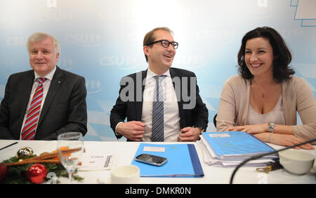 München, Deutschland. 15. Dezember 2013. Leiter der CSU und bayerischen premier Horst Seehofer (L-R), frühere CSU-Generalsekretär und zukünftige Transport minister Alexander Dobrindt und der stellvertretende CSU-Generalsekretärin Dorothee Baer besuchen die CSU-Vorstandssitzung in München, Deutschland, 15. Dezember 2013. Foto: Andreas Gebert/Dpa/Alamy Live-Nachrichten Stockfoto