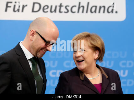 Berlin, Deutschland. 15. Dezember 2013. Bundeskanzlerin Angela Merkel kündigt zusammen mit dem designierten CDU-Generalsekretär Peter Tauber die neuen Mitglieder der CDU Kabinett in Berlin, Deutschland, 15. Dezember 2013. Foto: Kay Nietfeld/Dpa/Alamy Live News Stockfoto