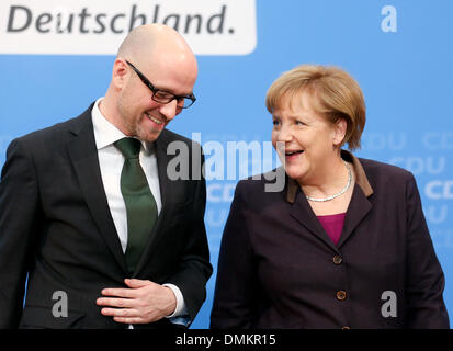 Berlin, Deutschland. 15. Dezember 2013. Bundeskanzlerin Angela Merkel kündigt zusammen mit dem designierten CDU-Generalsekretär Peter Tauber die neuen Mitglieder der CDU Kabinett in Berlin, Deutschland, 15. Dezember 2013. Foto: Kay Nietfeld/Dpa/Alamy Live News Stockfoto