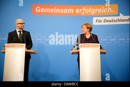 Berlin, Deutschland. 15. Dezember 2013. Bundeskanzlerin Angela Merkel kündigt zusammen mit dem designierten CDU-Generalsekretär Peter Tauber die neuen Mitglieder der CDU Kabinett in Berlin, Deutschland, 15. Dezember 2013. Foto: Kay Nietfeld/Dpa/Alamy Live News Stockfoto