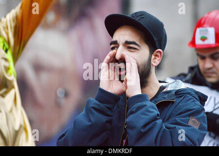 London, UK. 15. Dezember 2013. Aktivisten versammeln sich in London zum protest gegen Cyanid basierte Bergbau des Goldes in die rumänische Gebiet von Rosia Montana.  Bildnachweis: Siehe Li/Alamy Live News Stockfoto