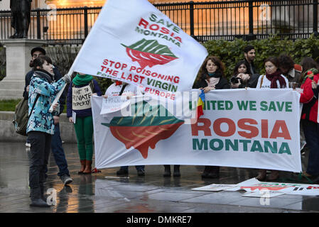 London, UK. 15. Dezember 2013. Aktivisten versammeln sich in London zum protest gegen Cyanid basierte Bergbau des Goldes in die rumänische Gebiet von Rosia Montana.  Bildnachweis: Siehe Li/Alamy Live News Stockfoto