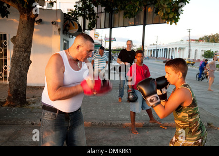 Jungen in einem Boxkampf Lektion auf der Straße, Cienfuegos, Kuba, Lateinamerika, Karibik - Beispiel Kubas Lifestyle und Sport Stockfoto