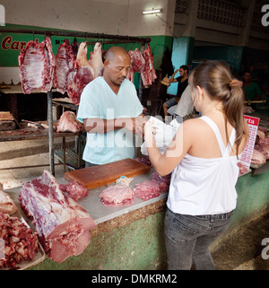Frau kaufen Fleisch von einem Metzger stall, Markthalle Cienfuegos, Kuba, Karibik Stockfoto