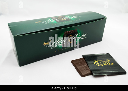 Eine Schachtel mit Nestle nach acht Minze Pfefferminz Schokolade dünner Karton Stockfoto