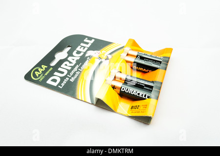 Duracell Plus Batterien isoliert auf weißem Hintergrund 4 Zellen AAA Größe neu im Paket Stockfoto