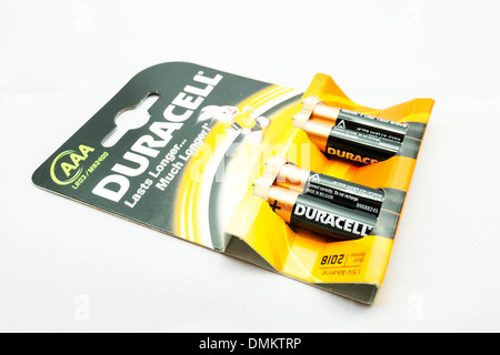 Duracell Plus Batterien isoliert auf weißem Hintergrund 4 Zellen AAA Größe neu im Paket Stockfoto