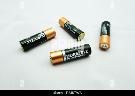 Duracell Plus Batterien isoliert auf weißem Hintergrund 4 Zellen AA-Größe Stockfoto