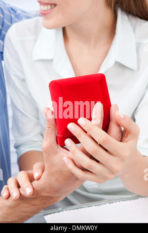 Paar Holding Jewlery Box Stockfoto