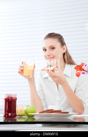 Junge Frau beim Frühstück Stockfoto