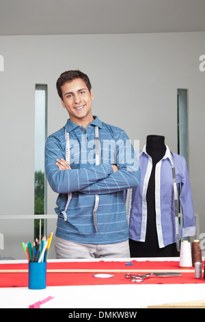 Schneider, verschränkten Armen stehend Stockfoto