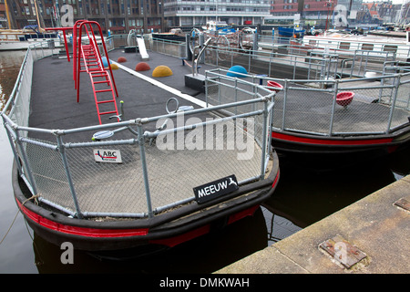 Schwimmende Spielplatz, Westerdok, Amsterdam, Niederlande. Spielen Sie Anlage (Alter 6-12) auf 2 Lastkähne für die Bewohner von Westerdokseiland Stockfoto