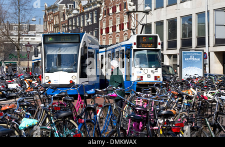 Straßenbahnen und Bikes in verdeutlicht / Singel, Stadtzentrum, Amsterdam, Nordholland, Niederlande Stockfoto
