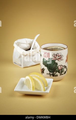Tasse grüner Tee mit frischen Zitronenscheiben Stockfoto