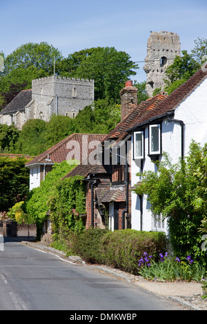 Dorf von Bramber, West Sussex, England, UK. Hauptstraße mit St.-Nikolaus-Kirche (Norman) und Überreste normannischen Burg. Stockfoto