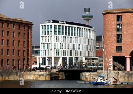 Hilton Hotel (Teil von Liverpool One Entwicklung) von Albert Dock, Liverpool, Merseyside, England gesehen Stockfoto