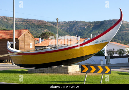 Traditionellen Fischerboot am Eingang Quiaios Beach Village, in der Nähe von Figueira da Foz, Portugal. Serra da Boa Viagem Hügel im Hintergrund. Stockfoto