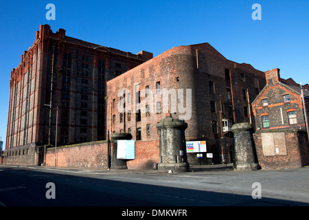 Süd-Lager (1852-55) und Stanley Dock Tobacco Warehouse (1901) (links), Regent Road, Liverpool, Merseyside, England, UK Stockfoto