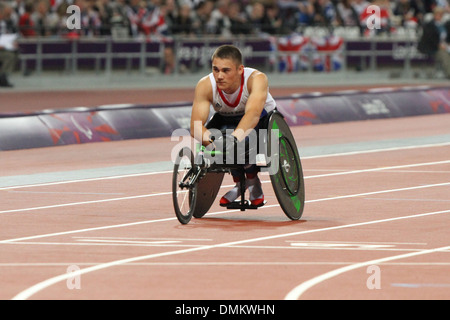 Jamie Carter GB im Mens T34 200-Meter-Rollstuhl-Lauf bei den Paralympischen Spielen 2012 in London. Stockfoto
