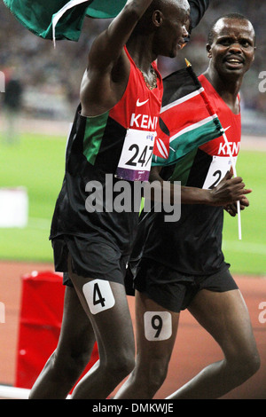 Abraham Tarbei Kenia (links) feiert Gewinn der Goldmedaille mit Stanley CHERUIYOT (Kenia - rechts) in der Mens 1500m - T46. Stockfoto