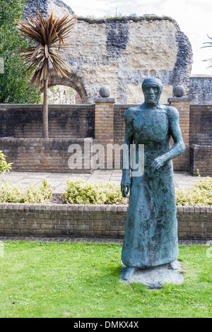 Skulptur von Dame Elisabeth Frink steht in den Gärten vor den Ruinen der Abtei, Reading, Berkshire, England, GB, UK. Stockfoto