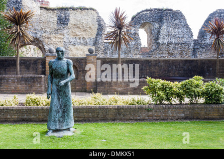 Skulptur von Dame Elisabeth Frink steht in den Gärten vor den Ruinen der Abtei, Reading, Berkshire, England, GB, UK. Stockfoto