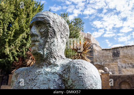 Skulptur von Dame Elisabeth Frink steht in den Gärten vor den Ruinen der Abtei, Reading, Berkshire, England, GB, UK. Stockfoto