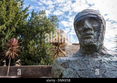 Skulptur von Dame Elisabeth Frink steht in den Gärten vor den Ruinen der Abtei, Reading, Berkshire, England, GB, UK. Stockfoto