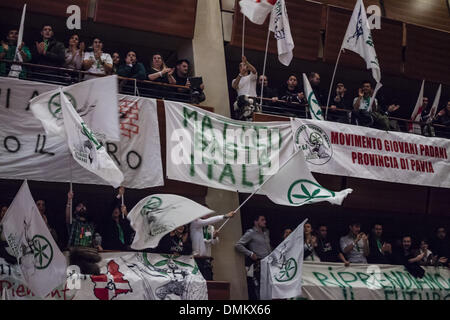 Turin, Italien. 15. Dezember 2013. Turin, 2013/12/15. "Lega Nord" Partei Bund Congress.IN THE PICTURE: Lega-Fans. : Bildnachweis Cesare Quinto/NurPhoto: Cesare Quinto/NurPhoto/ZUMAPRESS.com/Alamy Live-Nachrichten Stockfoto