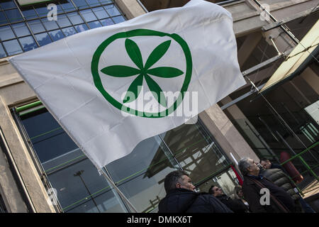 Turin, Italien. 15. Dezember 2013. Turin, 2013/12/15. "Lega Nord" Partei Bund Congress.IN THE PICTURE: Unterstützer und Flagge. : Bildnachweis Cesare Quinto/NurPhoto: Cesare Quinto/NurPhoto/ZUMAPRESS.com/Alamy Live-Nachrichten Stockfoto