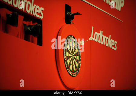 London, UK. 15. Dezember 2013. John Hendersons Speere seine gewonnene Dart im Vorstand während der Ladbrokes World Darts Championships von Alexandra Palace. Bildnachweis: Aktion Plus Sport/Alamy Live-Nachrichten Stockfoto