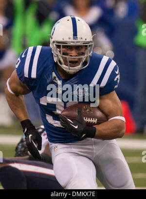 Indianapolis, IN, USA. 15. Dezember 2013. Indianapolis Colts Runningback Donald Brown (31) trägt den Ball während der NFL-Spiel zwischen den Houston Texans und die Indianapolis Colts im Lucas Oil Stadium in Indianapolis, Zoll-Credit: Csm/Alamy Live-Nachrichten Stockfoto