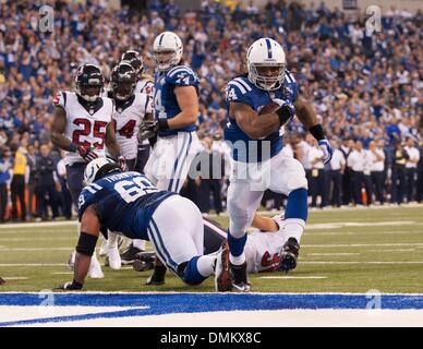 Indianapolis, IN, USA. 15. Dezember 2013. Indianapolis Colts Runningback Trent Richardson (34) läuft einen Touchdown in der NFL-Spiel zwischen Houston Texans und die Indianapolis Colts bei Lucas Oil Stadium in Indianapolis, Zoll Credit: Csm/Alamy Live-Nachrichten Stockfoto